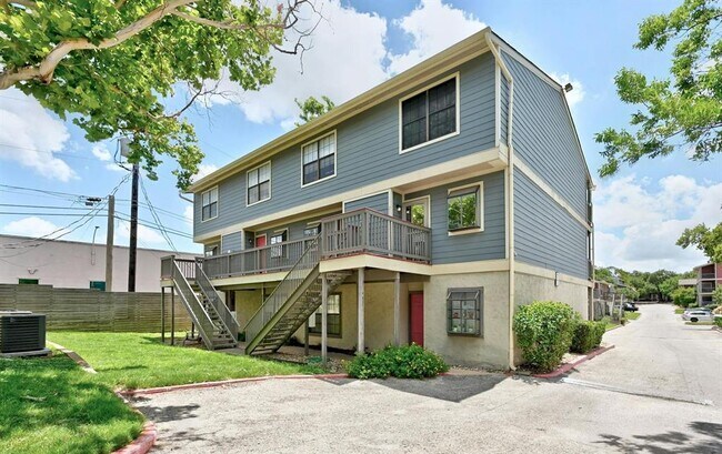 Building Photo - 2215 Post Rd