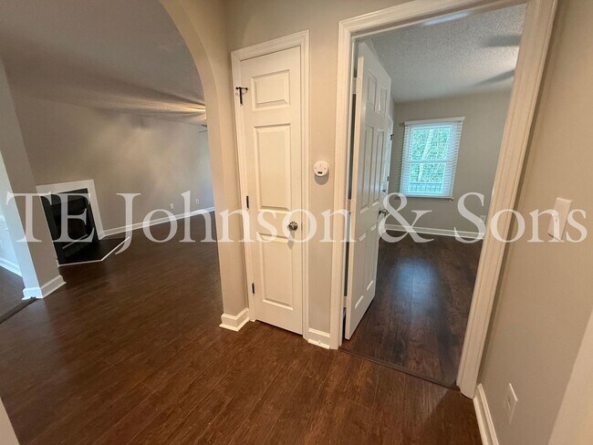 Building Photo - Charming One Level 3 Bedroom Home with Fenced Yard, Garage, and Deck