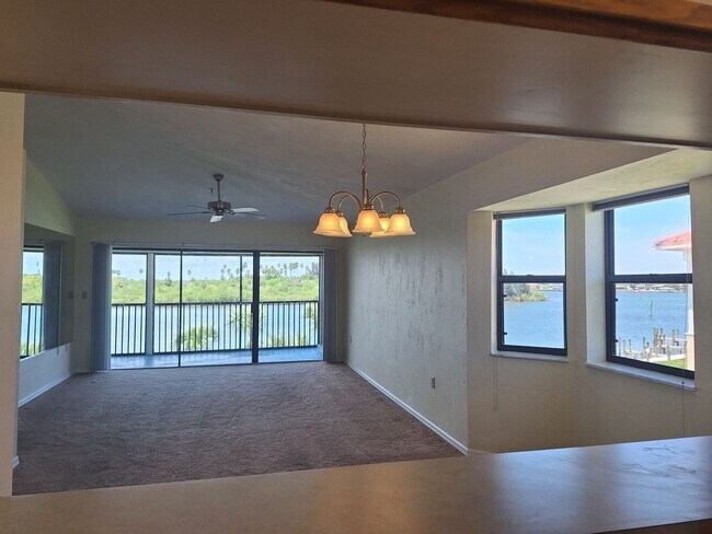 Building Photo - BOUCHELLE ISLAND - RIVERFRONT 2BR 2BA CONDO!!
