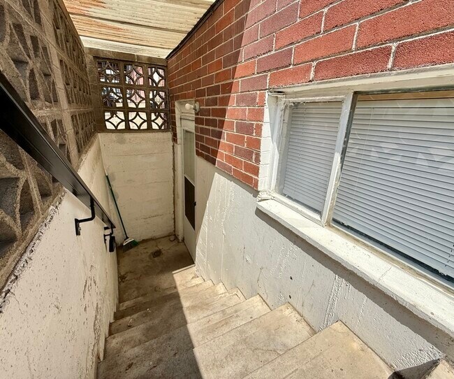 Building Photo - 2021 Irving St