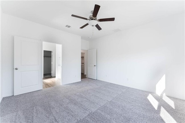 Building Photo - 924 Bluewood Bend