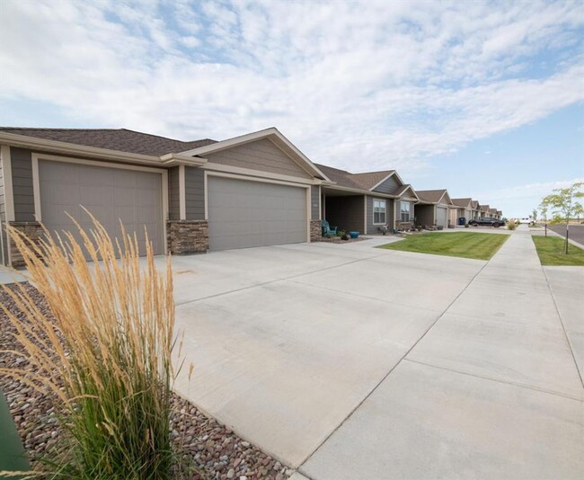 Building Photo - Beautiful 3/2 with 3-Car Heated Garage