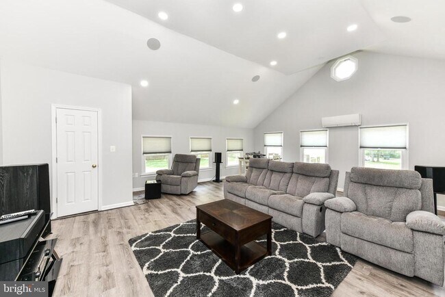 Building Photo - 14 Oak Ln