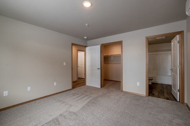 Building Photo - Large 2 Bedroom 2 Bath Apartment with Many...
