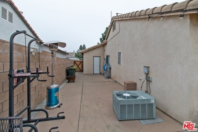 Building Photo - 2619 W Windhaven Dr