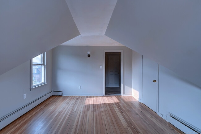 Building Photo - 93 Meadow St