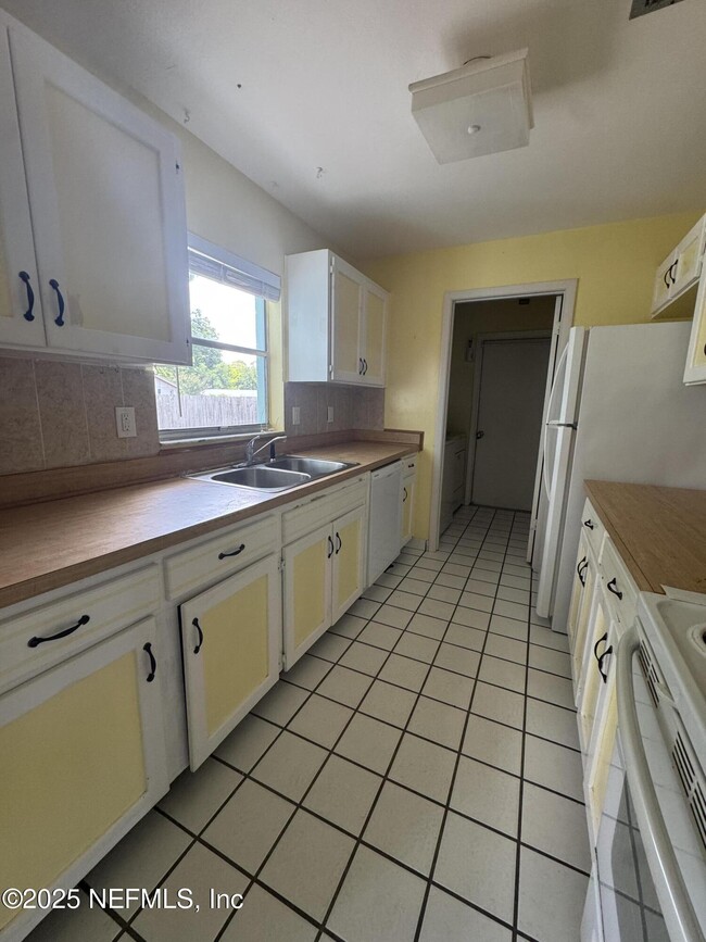 Building Photo - 283 Almansa Rd
