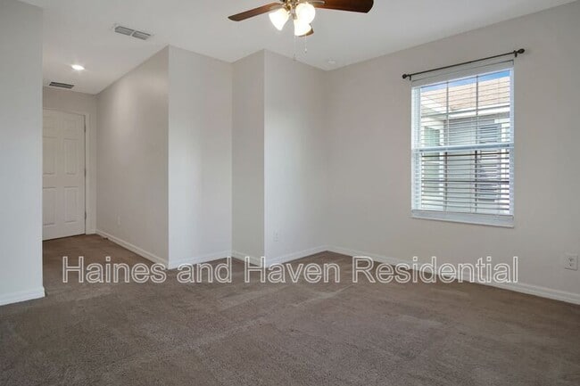 Building Photo - 164 Primrose Dr