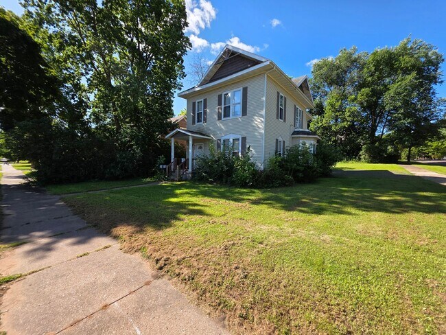 Primary Photo - 422 Superior St