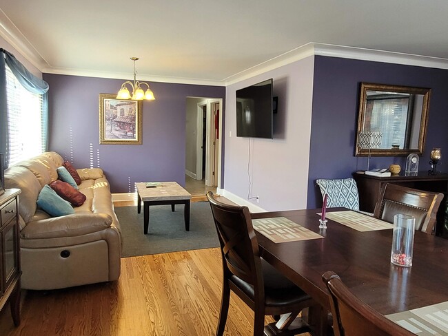 Building Photo - 8726 S Francisco Ave