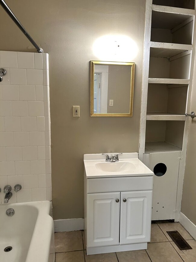 Building Photo - One Bedroom Apartment Off of Tattnall Squa...