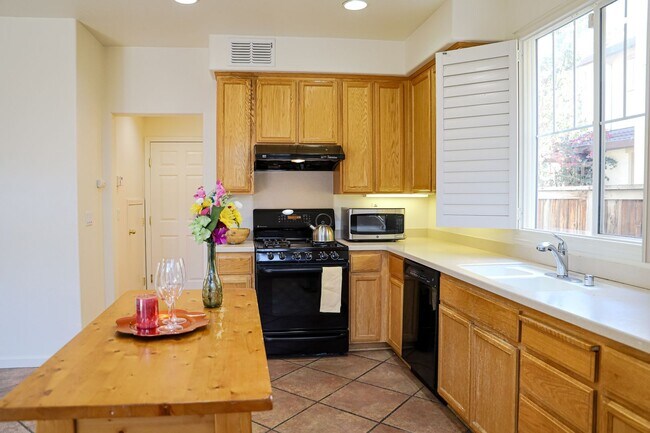 Building Photo - Beautiful and Spacious Home with Three Bedrooms Amazing Loft & Bonus Room!