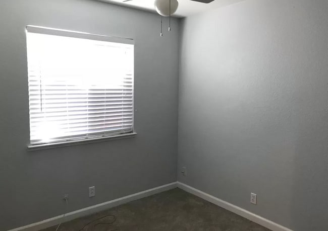 Building Photo - Close to freeway and shopping