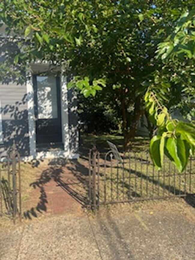 Building Photo - Spacious 3 Bedroom in the heart of Clifton