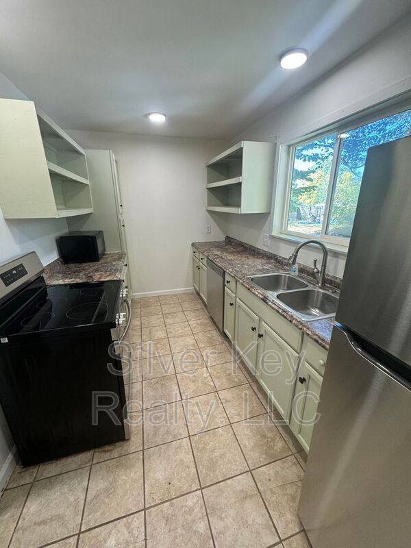 Building Photo - 1214 Jones St