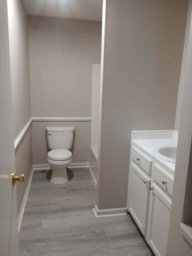 Building Photo - 3 Bedroom 2 Bathroom