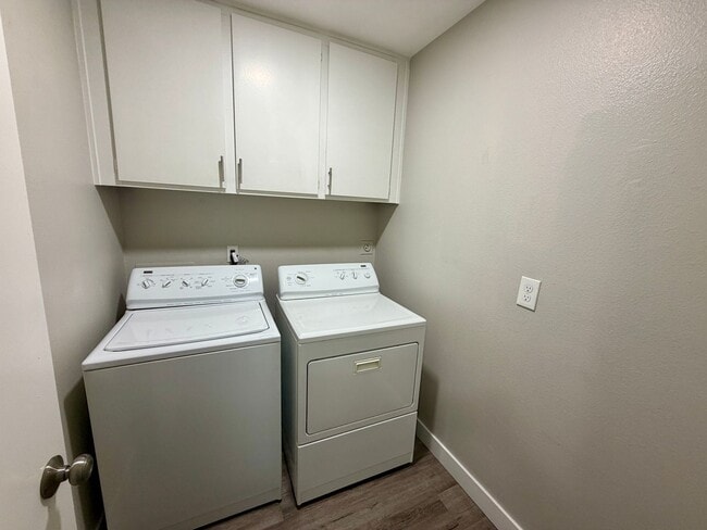 Building Photo - Wonderful Townhome in SE Vegas.