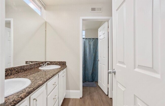 Building Photo - Vibrant 4 Bed/3 Bath Home in Oceanside