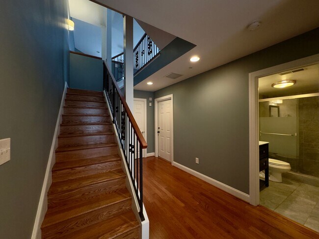 Building Photo - 902 S Linwood Ave