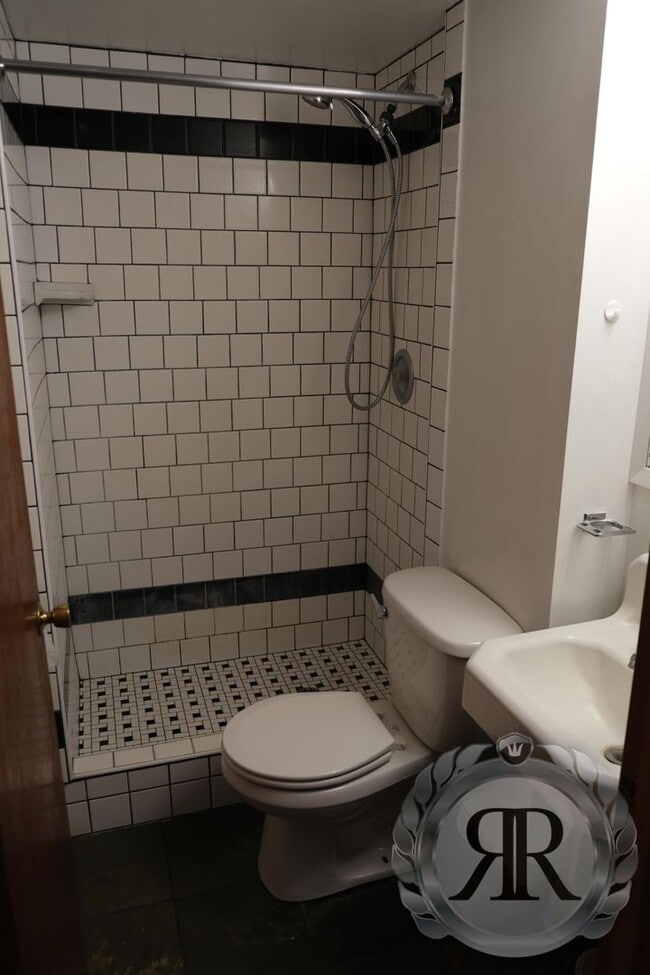 Building Photo - West Valley Studio Apartment - Washer/Drye...