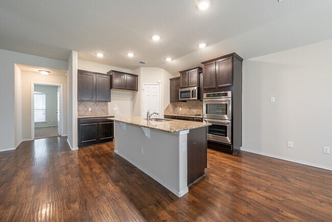 Building Photo - Spacious 3-Bedroom, 2-Bath Home in Lake Po...