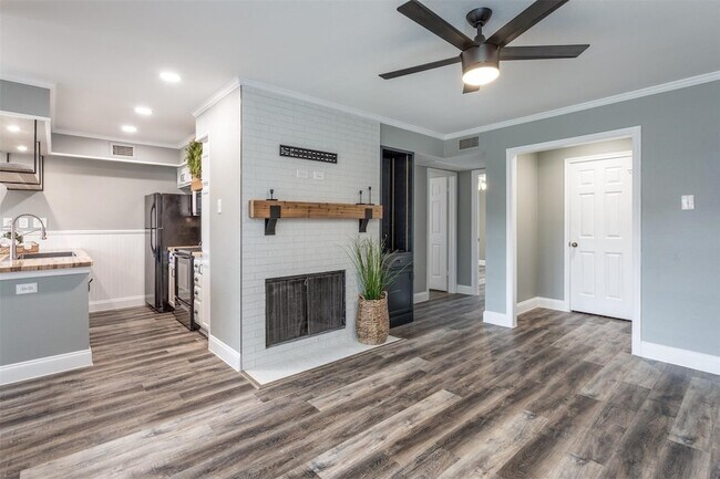 Building Photo - 16301 Ledgemont Ln