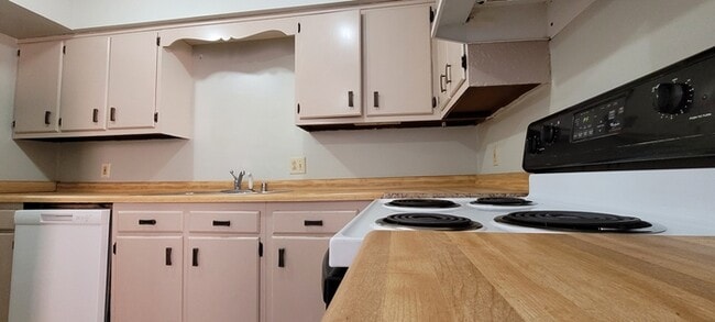 Building Photo - 2BR Duplex