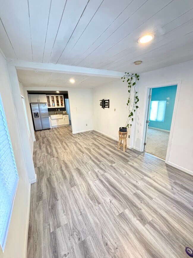 Building Photo - 1851 E 43rd St