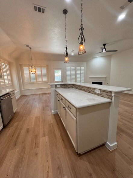 Building Photo - 2105 Lanshire Dr