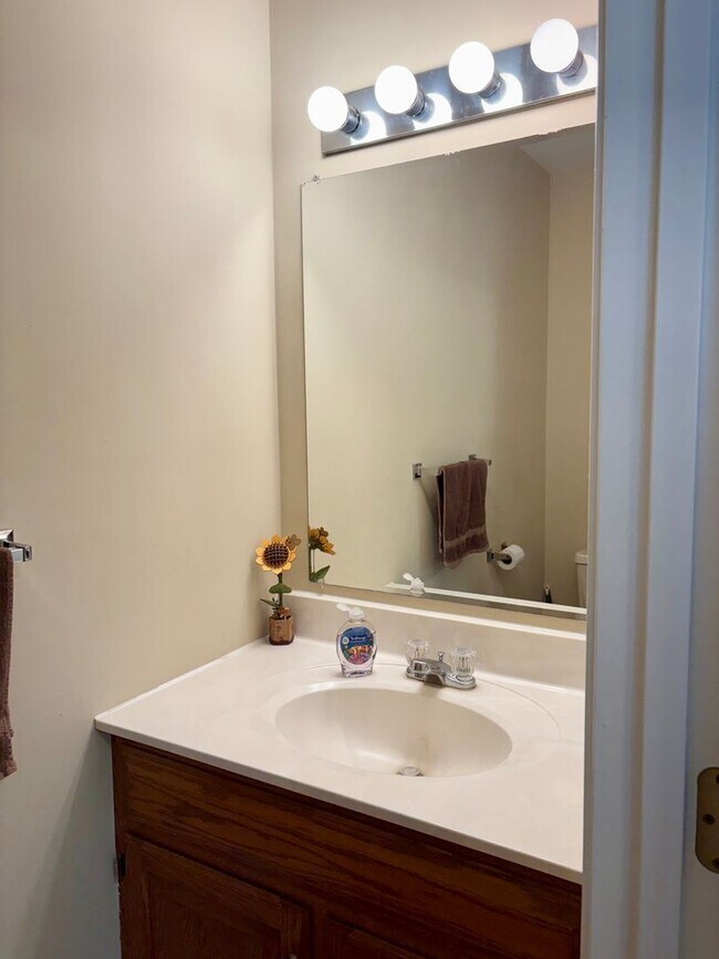 Building Photo - 3 Bedroom 1.5 Bathroom Available in Elizab...