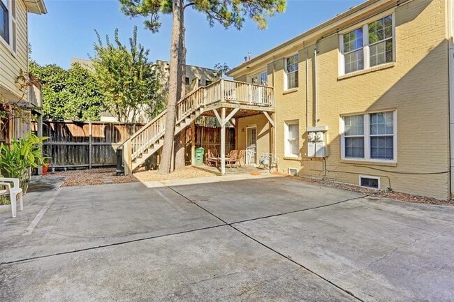 Building Photo - 2424 Brun St