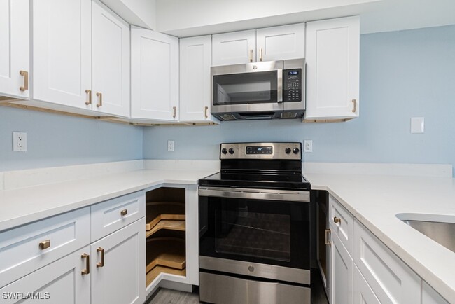 Building Photo - 5745 Foxlake Dr