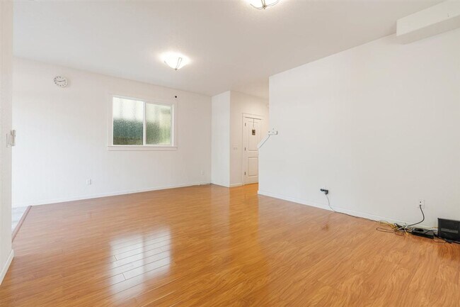 Building Photo - Charming 3 Bedroom 2.5 Bath Condo Available Now!