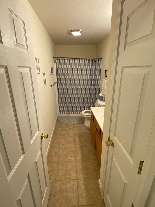 Building Photo - Great 3-bed, 2.5 bath home with a scenic v...