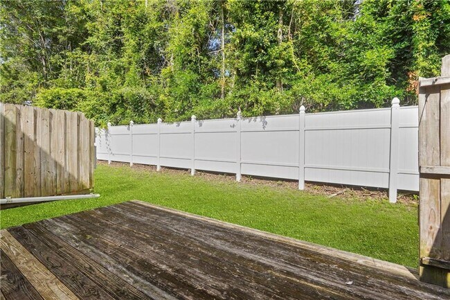 Building Photo - Spacious 3-Bedroom Townhouse in Prime Savannah Location!