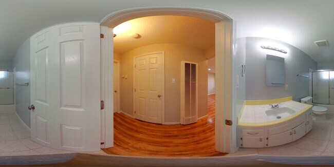 Building Photo - Upstairs 2 Bedroom/1 Bath Apartment with Garage in Charming and Well Maintained Four-Plex