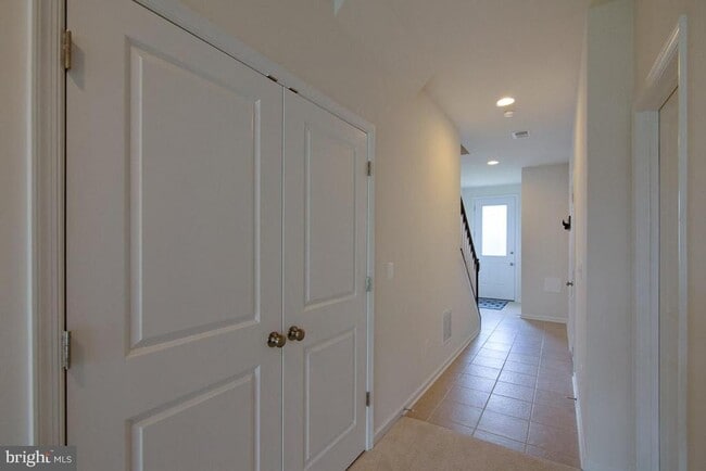 Building Photo - 136 Solara Dr