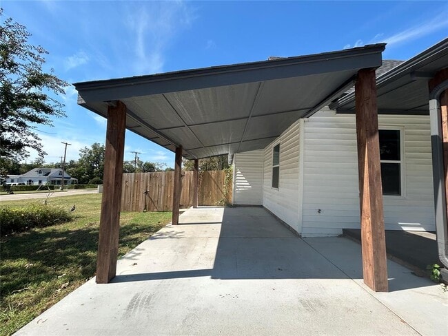 Building Photo - 304 N Tucker Ave