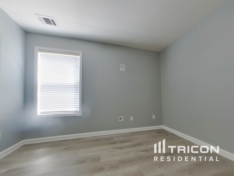 Building Photo - 293 Holbrook Dr