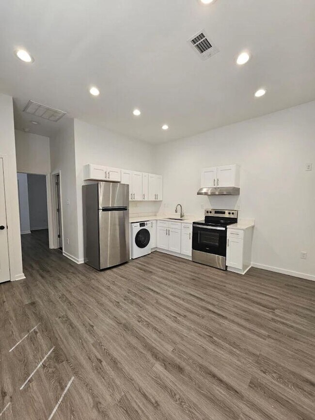 Building Photo - 214 S Park St