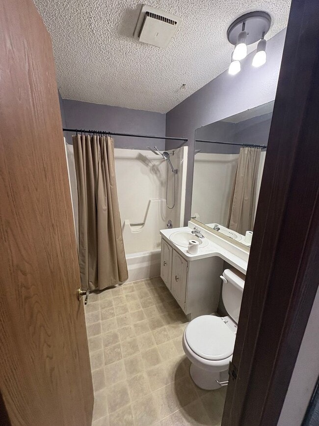 Building Photo - 2 bedroom 1 bath apartment