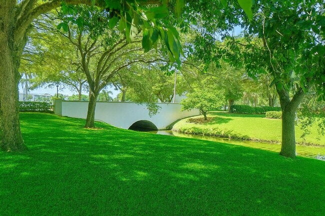 Building Photo - 1901 Bermuda Cir