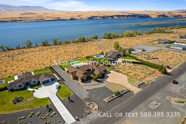 Building Photo - Jaw Dropping Home Overlooking the Columbia...