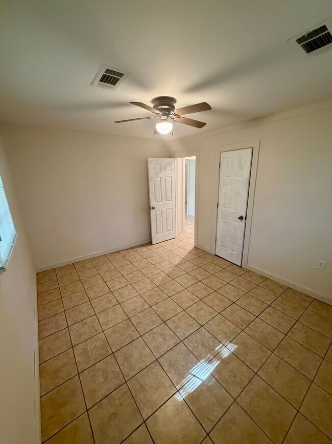 Building Photo - 3 Bed 1 Bath Brick Home