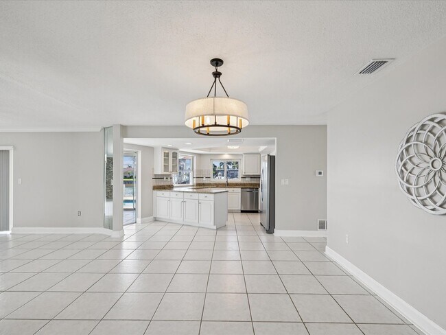 Building Photo - 441 Palm Island NE