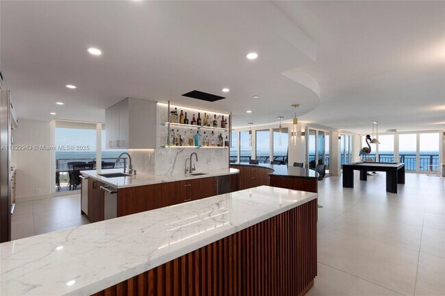 Building Photo - 2843 S Bayshore Dr