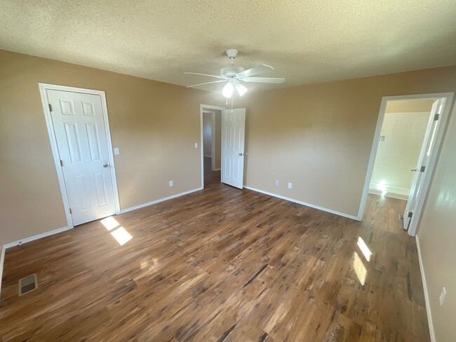 Building Photo - 5 Bedroom Home Available Near Research Pkw...