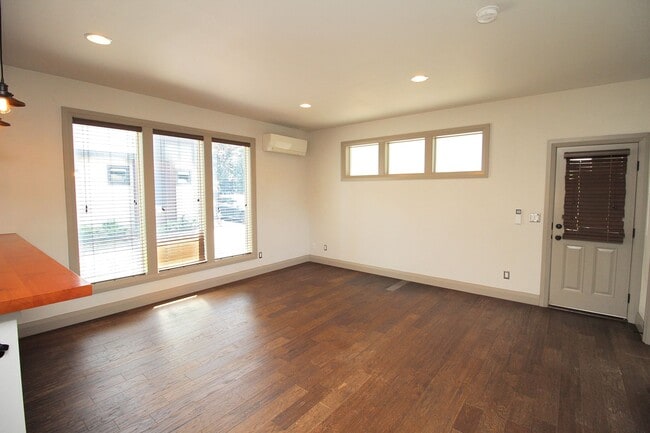 Building Photo - 2273 SE 77th Ave