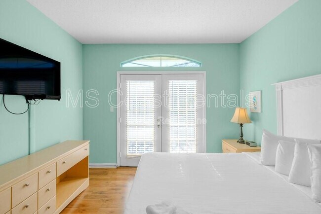 Building Photo - 2252 Beach Dr