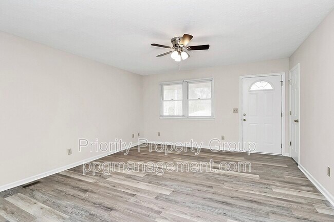 Building Photo - 225 Pineland Ave